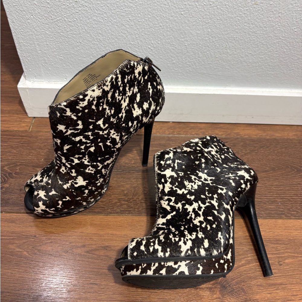 Kenneth Cole cow hide fur leather ankle boots, size 6.5